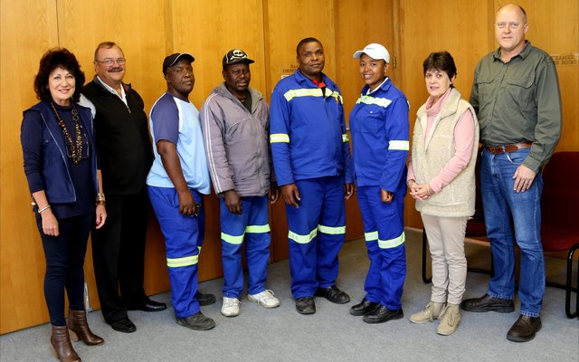 Overstrandse Munisipaliteit se Gansbaai Administrasie spog vir die soveelste keer met “Langasem-personeellede”. Op die foto is die personeellede wat Langdienssertifikate tydens die onlangse Wykskomitee-vergaderings ontvang het, asook ‘n nuwe aanstelling, met vlnr rdl Riana de Coning, mnr Kat Myburgh (Areabestuurder), PS Hatili (Parke - 15jr), MW Makumsha (Parke - 15jr), M Dunjwa (Strate - 15jr), L Tutu (Nuwe aanstelling - Algemene Assistant: Vaste Afval), DS Goosen (Kliëntediens - 20jr) en mnr Jean de Villiers. JTH Kleynhans (Elektries - 10jr) was afwesig tydens die fotosessie.         FOTOAFDRUKKE BESKIKBAAR BY GANSBAAI COURANT