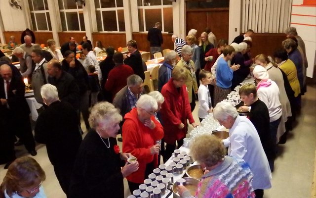 Vrouediensdames moes bontstaan met die bediening van 9 soorte sop tydens die onlangse Pinkstermaal 