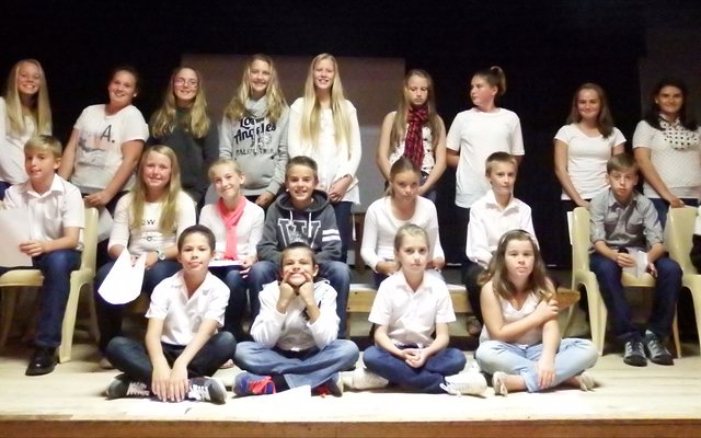 Laerskool Gansbaai se Gr 4-7 leerders het pragtige enkele geestelike liedere onder leiding van Alana Louw gesing