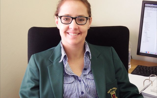 Tanya Smit met haar Springbokbaadjie as Potspelskeidsregter