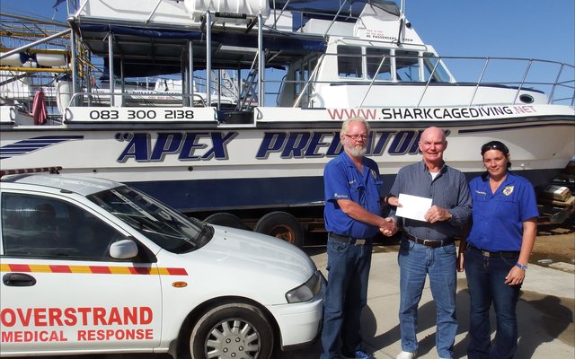 Vlnr is Riaan Buys, Brian McFarlane (borg) en Chantelle Colyn by Brian se boot, Apex Predator, en een van Overstrand Medical Response se noodvoertuie.