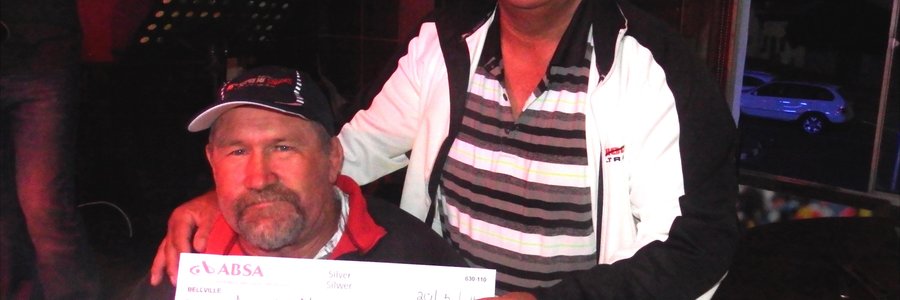 Dave Mostert (Mossie), bekende gestremde in Gansbaai, was onlangs so gelukkig as om R30 000 te ontvang vir toerusting om hom te help om gemakliker in en uit sy kombi te kan kom. Die geld is tydens ‘n veiling wat sy neef, Willa de Jager van WP Waterproofing in Brackenfell, in samewerking met The Palms Pub & Grill gereël het, ingesamel. “Ons reël een keer per jaar ‘n veiling van getekende Stormers-items vir twee liefdadigheidsorganisasies en vanjaar het ek besluit om ‘n deel daarvan aan Mossie te skenk,” het Willa gesê. Op die foto ontvang Mossie sy tjek van Willa (regs) in die Seaview Hotel in Gansbaai.