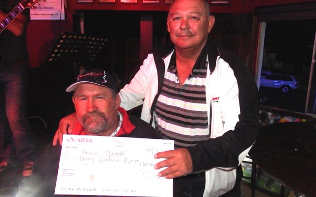 Dave Mostert (Mossie), bekende gestremde in Gansbaai, was onlangs so gelukkig as om R30 000 te ontvang vir toerusting om hom te help om gemakliker in en uit sy kombi te kan kom. Die geld is tydens ‘n veiling wat sy neef, Willa de Jager van WP Waterproofing in Brackenfell, in samewerking met The Palms Pub & Grill gereël het, ingesamel. “Ons reël een keer per jaar ‘n veiling van getekende Stormers-items vir twee liefdadigheidsorganisasies en vanjaar het ek besluit om ‘n deel daarvan aan Mossie te skenk,” het Willa gesê. Op die foto ontvang Mossie sy tjek van Willa (regs) in die Seaview Hotel in Gansbaai.