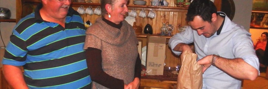 JM Crafford van Stettyn Wynkelder (regs) was baie opgewonde oor ‘n Gansbaai Wynproegilde voorskoot wat deur vooritter Theuns Roodman en Marlene van der Walt aan hom oorhandig is.