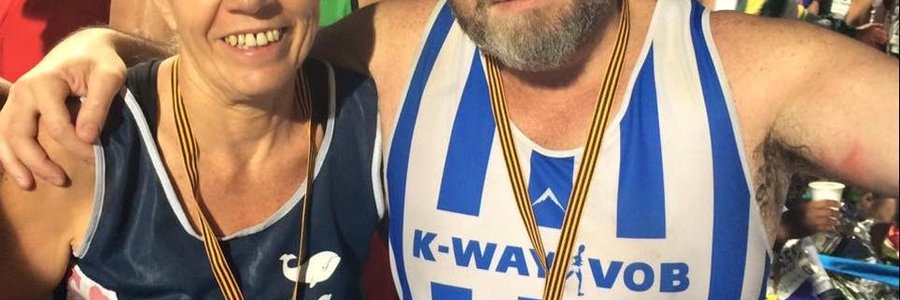 Julia Barlow, Voorsitter van Gansbaai Sakekamer hier saam met haar broerskind en ook peetkind, Kennith Barlow,  direk ná die uitmergelende Comrades tussen Pietermaritzburg en Durban.