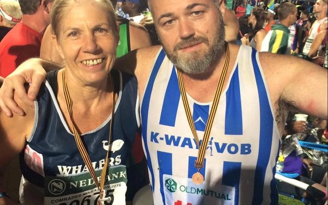 Julia Barlow, Voorsitter van Gansbaai Sakekamer hier saam met haar broerskind en ook peetkind, Kennith Barlow,  direk ná die uitmergelende Comrades tussen Pietermaritzburg en Durban.