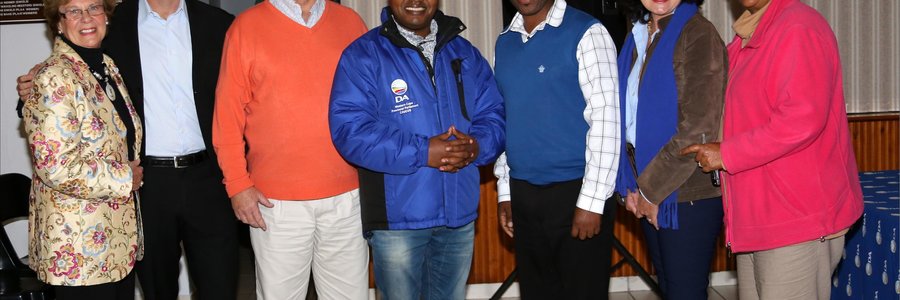 DA-lede Maandagaand by ‘n vergadering in Franskraal van links, Raadsdame Nicolette Botha-Guthrie – Overstrandse Uitvoerende Burgemeester, Lid van die Nasionale  Parlement, Dr Michael Cardo, Rdl Dudley Coetzee (Wyk 11), Lid van die Provinsiale Parlement, Masizole Mnqasela, Kandidaat  Rdl Andrew Komani, Rdl Riana de Coning (Wyk 2)  en Proporsionele Raadslid,  Moira Opperman (Wyk 2).