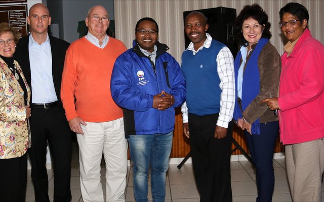 DA-lede Maandagaand by ‘n vergadering in Franskraal van links, Raadsdame Nicolette Botha-Guthrie – Overstrandse Uitvoerende Burgemeester, Lid van die Nasionale  Parlement, Dr Michael Cardo, Rdl Dudley Coetzee (Wyk 11), Lid van die Provinsiale Parlement, Masizole Mnqasela, Kandidaat  Rdl Andrew Komani, Rdl Riana de Coning (Wyk 2)  en Proporsionele Raadslid,  Moira Opperman (Wyk 2).