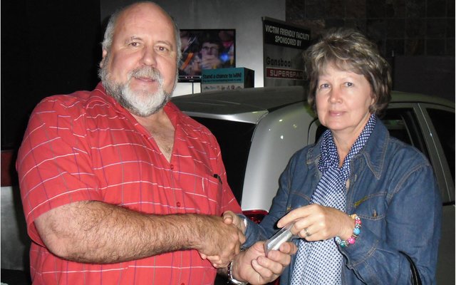 Me Marietjie Woensdregt is die vierde wenner wat haar aankope teruggewen het. Sy kwalifiseer nou om tydens die finale trekking 'n motor te wen. Saam met haar is Jan Fourie van Spar wat haar prys oorhandig het.