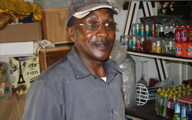 “Oom” Stoffel Rossouw  wat na 47 jaar diens af is met pensioen.