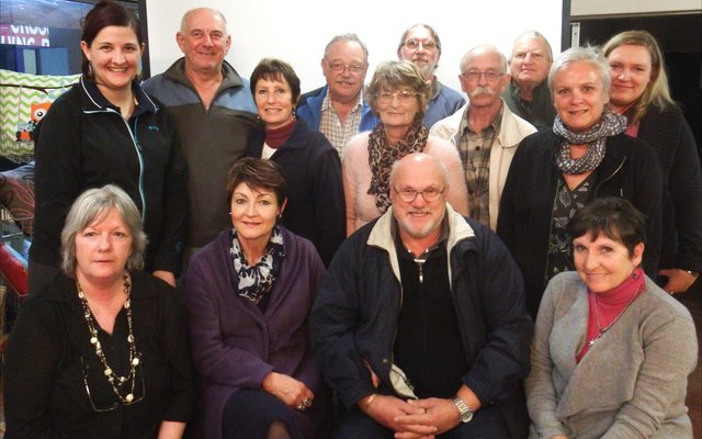 Die groep klublede van Gansbaai Fotografieklub ter viering van Riaan Jacobs se sestigste verjaardag tydens die klub se vorige byeenkoms, met Dorethea en Riaan voor in die middel