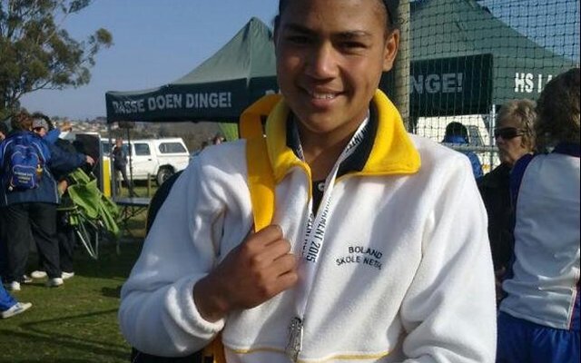 Netbal: - Die vyftienjarige Aanvallende Vleuel, Jaiden Dickson, ‘n Graad 10 leerling verbonde aan Hermanus Hoërskool, is pas gekies om as deel van die o/16 Wes-Kaapspan op te draf.  Die span neem aan die Rhino Toernooi in Gauteng deel gedurende die skoolvakansie, waartydens netbalspeelsters van regoor Suid-Afrika hul vernuf gaan wys.  Jaiden, wat haar laerskooljare by Gansbaai Laerskool voltooi het, het verlede jaar vir die Boland-span gespeel.  Enigiemand wat belangstel om ‘n finansiële bydrae tot Jaiden se sporttoer wil maak, kan haar ma skakel by 072 707 5687.