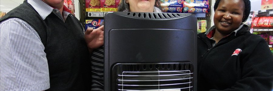 Irma Groenewald van Gansbaai is die gelukkige wenner van ‘n gasverwarmer in die Bakers Promosie wat onlangs deur OK Foods aangebied is. Hier ontvang Irma (middel) haar prys van Chris van Rensburg (eienaar) en Hope Nomelahle van Gansbaai OK Foods. 