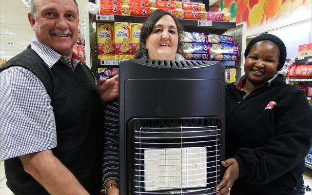 Irma Groenewald van Gansbaai is die gelukkige wenner van ‘n gasverwarmer in die Bakers Promosie wat onlangs deur OK Foods aangebied is. Hier ontvang Irma (middel) haar prys van Chris van Rensburg (eienaar) en Hope Nomelahle van Gansbaai OK Foods. 