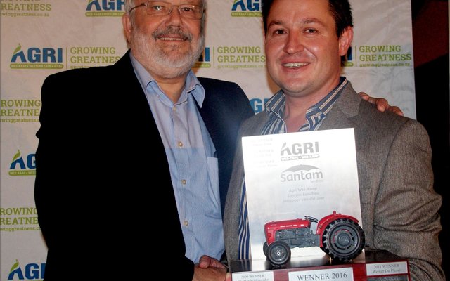 Carl Opperman oorhandig Jacques Beukes, Agri Wes-Kaap en Santam Landbou se 2016 Jong Boer van die Jaar se toekenning aan hom.