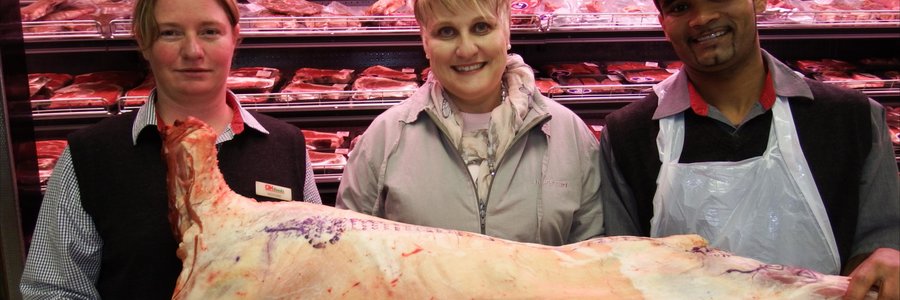 Stefanie Groenewald was die gelukkige wenner van ‘n halwe lam in die onlangse Coke-kompetisie wat deur die plaaslike OK Foods aangebied is. Stefanie moes slegs twee Coke-produkte koop om te kwalifiseer en met hierdie groot prys weg te stap. Op die foto ontvang Stefanie (middel) haar prys van Nicolene Lotter (bestuurder) en die blokman, A-J Martin van Gansbaai OK Foods.