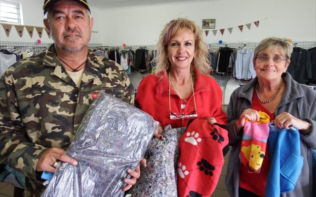 Mike en Yvonne Beyl van De Kelders, die draers van goeie nuus en warm hondejassies, hier saam met Annalie Jonker van BARC.