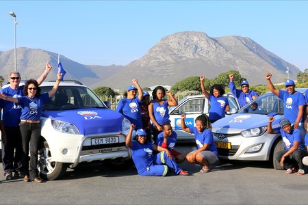 Die DA se “Verf Gansbaai Blou op Woensdae”-veldtog het verlede week vrolik ‘n aanvang geneem.  Rdl Riana de Coning, Wyk 2 (derde van links) hier saam met ‘n baie entoesiastiese span, met Moira Opperman (Wyk 2) –(middel – links agter)  en Andrew Komani (Wyk 1) – (tweede van regs agter)  Kiesers kan nog tot 8 Julie aansoek doen vir spesiale stemme.  Franskralers kan Kris Jooste skakel by 082 409 1039 vir meer inligting.  Riana se nommer is 083 597 2781.