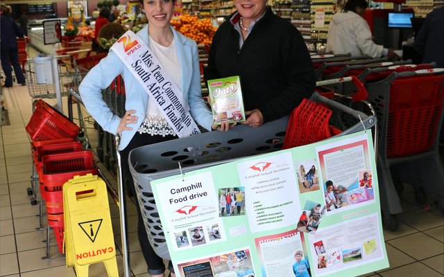 Alissa Coetzee, Miss Teen Commonwealth SA 2016, hier saam met Petra van Rensburg van Gansbaai OK Foods tydens die opening van haar “Food Drive” projek.