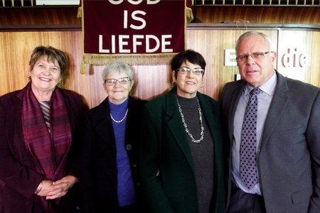 Maritha Kriel, voormalige finansiële- en administratiewe beampte van Gansbaai NG-gemeente, het onlangs amptelik uitgetree en ook ‘n boodskap aan die gemeente oorgedra. Die NG-kerkkoor, waarvan sy ook 18 jaar ‘n lid was, asook die VGK-kerkkoor, het tydens die erediens opgetree. Maritha is met die ernstige siekte, Guillain-Barré syndrome (GBS) gediagnoseer, maar het intussen pragtig aangesterk. Vlnr op die foto is Aletta Löchner (NG koorafrigter), Wilna Swanevelder (Kerkkantoor), Maritha Kriel en ds Dirk van Dyk.