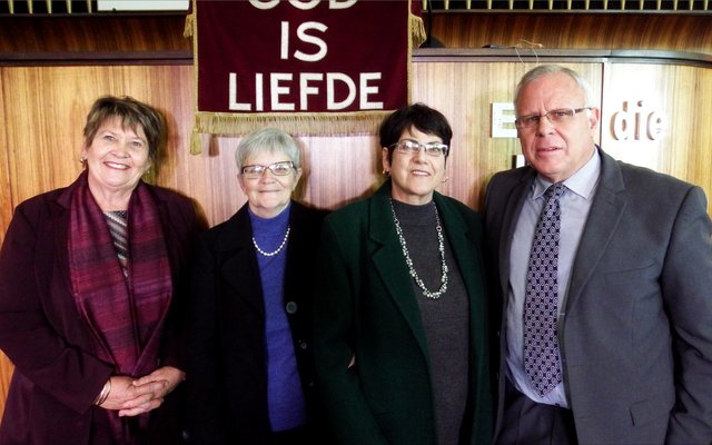 Maritha Kriel, voormalige finansiële- en administratiewe beampte van Gansbaai NG-gemeente, het onlangs amptelik uitgetree en ook ‘n boodskap aan die gemeente oorgedra. Die NG-kerkkoor, waarvan sy ook 18 jaar ‘n lid was, asook die VGK-kerkkoor, het tydens die erediens opgetree. Maritha is met die ernstige siekte, Guillain-Barré syndrome (GBS) gediagnoseer, maar het intussen pragtig aangesterk. Vlnr op die foto is Aletta Löchner (NG koorafrigter), Wilna Swanevelder (Kerkkantoor), Maritha Kriel en ds Dirk van Dyk.