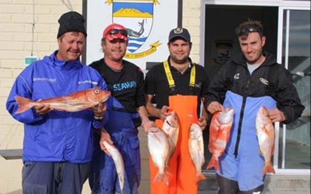 Louis Bekker met sy wenvis, Ian Viljoen, K. Taljaard en O. Mostert.