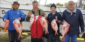 “Dad’s Toy” het ook mooi visse opgelewer.  Van links:  Stephen Ashlin met sy wen-Rooistomp van 4.04kg, Lukas Holtzhausen, Johan van Zyl en Gert du Plessis (Dad’s Toy).