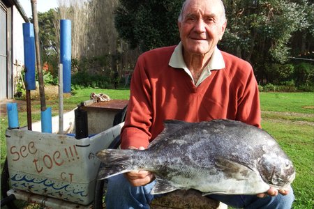 Stompie  Heins  van  Wolvengat  met  sy  7.1kg  Galjoen sit hier op sy “GT Viskarretjie”, See-toe.