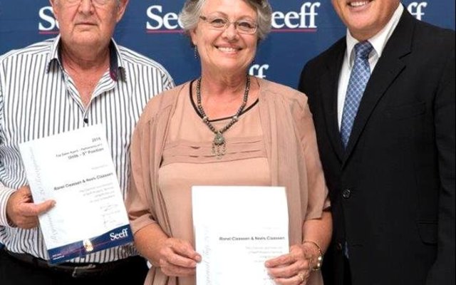 Vlnr is Neels Claassen, Ronel Claassen saam met Samuel Seeff  by die onlangse Country Awards in die Paarl waar Neels en Ronel onder die top 5 agente vir Seeff Platteland in die Wes-Kaap was.