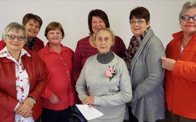 Voor staan Betsie van der Merwe trots saam met ‘n deel van die Bietoubossers se bestuur, met vlnr Enna Lotz, Aletta Löchner, Riana Botha, Carina de Waal, Marie de Jager en Leonie Botha.