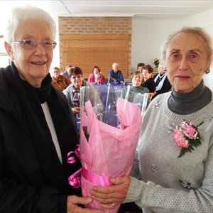 Links oorhandig ‘n mede-stigterslid van die Bietoubossers, Helena Smith, ‘n ruiker aan Betsie van der Merwe