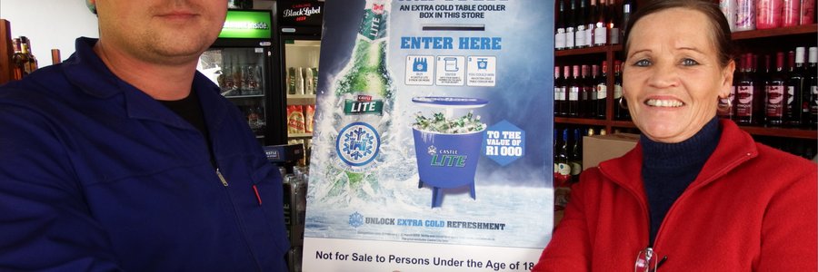 Ashley Alberts van Franskraal is die gelukkige wenner van ‘n enorme Castle Lite koelhouer, nogal met ‘n ingeboude tafel-tjie in die binnekant. Die kompetisie is deur SA Brouery by Sakkie van der Merwe se Kleinbaai Drankwinkel aangebied. Elsabé  van der Merwe het die oorhandiging aan Ashley gedoen.  