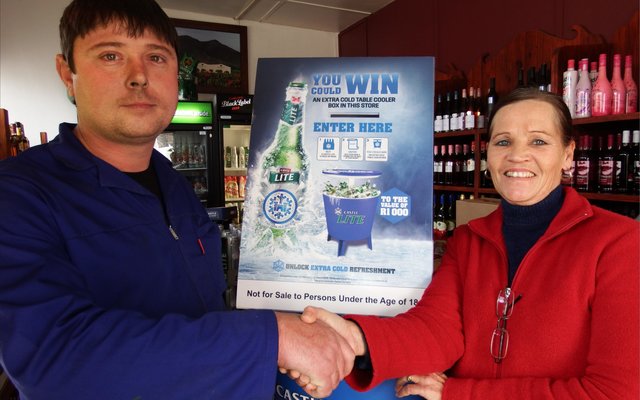 Ashley Alberts van Franskraal is die gelukkige wenner van ‘n enorme Castle Lite koelhouer, nogal met ‘n ingeboude tafel-tjie in die binnekant. Die kompetisie is deur SA Brouery by Sakkie van der Merwe se Kleinbaai Drankwinkel aangebied. Elsabé  van der Merwe het die oorhandiging aan Ashley gedoen.  