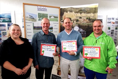 Gansbaai Toerisme se “Best Gansbaai Dad” kompetisie het vele pret met kinder-sêgoed oor hul vaders opgelewer. Die drie wen-pa’s was gelukkig genoeg om sertifikate en sjokolade te ontvang. Vlnr is Doulene Els (Gansbaai Toerisme) en Hein van Wyk (wenner) saam met die twee “runner-ups”, Sean Ingles en Theuns Otto.