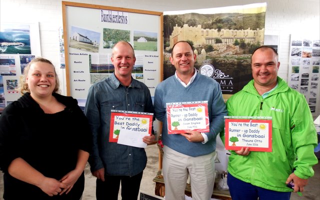 Gansbaai Toerisme se “Best Gansbaai Dad” kompetisie het vele pret met kinder-sêgoed oor hul vaders opgelewer. Die drie wen-pa’s was gelukkig genoeg om sertifikate en sjokolade te ontvang. Vlnr is Doulene Els (Gansbaai Toerisme) en Hein van Wyk (wenner) saam met die twee “runner-ups”, Sean Ingles en Theuns Otto.