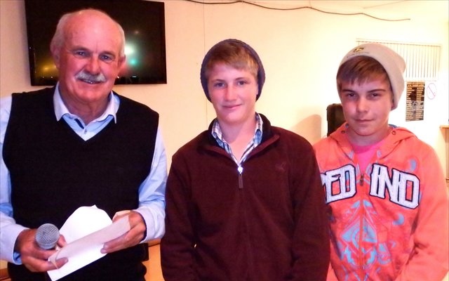 Vlnr: Jean Dowing wat die gedeelde prys vir die Junior Swaarste Sak aan JP Uys en Hennie Groenewald oorhandig het.