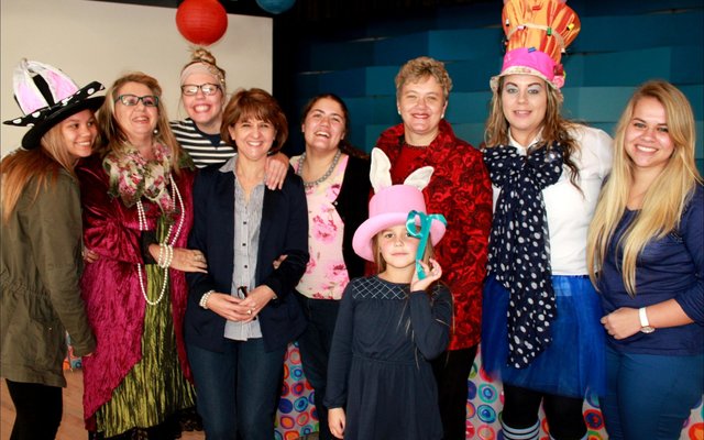 Tamica Groenewald, Trudie Groenewald, Mickyla Groenewald, Patrys Otto, Elanie Groenewald, Jenine Groenewald, Marchelle Mostert en Michelle Otto. Voor: Lanika Mostert.