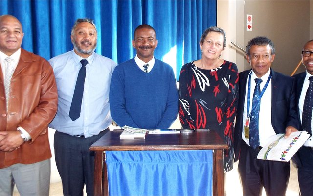Provinsiale parlementariërs op besoek aan Gansbaai Primêr, met vlnr Japie Bailey, Bertram Loriston, Tommy Volkwyn (skoolhoof), Wendy Colyn, Basil Kivedo en mnr Olivier.