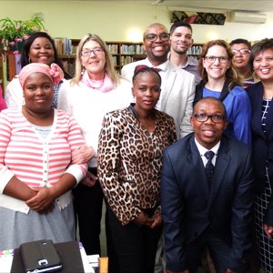 Opgewonde provinsiale parlementariërs aan Gansbaai Biblioteek saam met die biblioteekpersoneel, met Sharman Geldenhuys (bibliotekaris) agter derde van links. 