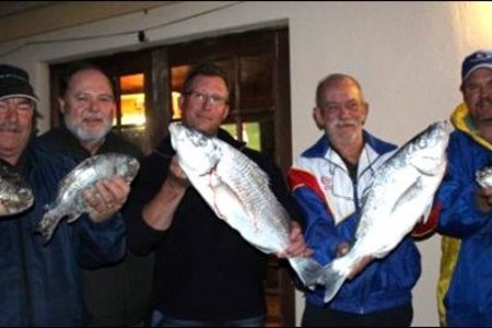 Oubaas Lesch, Oubaas Claassen, Sian Toua (Steenbras 3.42kg) , Eric Coetzee (Steenbras 3.04kg) en Stephan Ashlin.