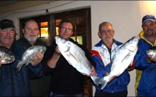 Oubaas Lesch, Oubaas Claassen, Sian Toua (Steenbras 3.42kg) , Eric Coetzee (Steenbras 3.04kg) en Stephan Ashlin.