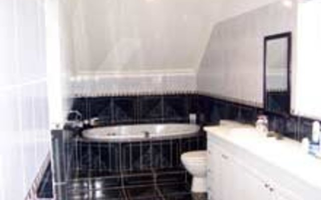 en-suite Jaccuzi Bath en-suite Jaccuzi Bath