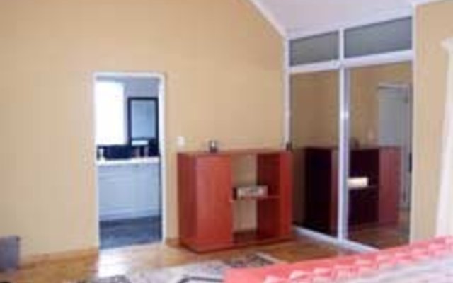 Upstairs bedroom with en-suite bathroom Upstairs bedroom with en-suite bathroom