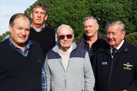 Vlnr is Johan Lottering, Mauritz du Plessis, Brig.Gen. (afgetree) Albie Götze en sy seun, Hugo en Lt.Kol. (afgetree) Peter Dagg.    