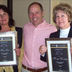 Die twee “runner-ups”,  Mienie Weeden en Mariki Woensdregt,met Stephen Weeden tussen hulle.