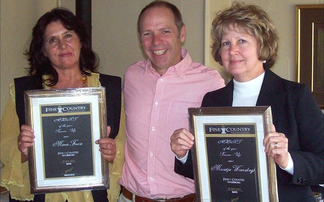 Die twee “runner-ups”,  Mienie Weeden en Mariki Woensdregt,met Stephen Weeden tussen hulle.