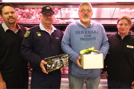 Die gelukkige kliënte wat die hampers gewen het, geborg deur Crown National en GR Agencies, is Wynand le Roux en Chris Pio van Gansbaai (middel).  Wessel en Nicolene van OK Foods (links en regs) het hul pryse oorhandig.
