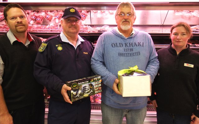 Die gelukkige kliënte wat die hampers gewen het, geborg deur Crown National en GR Agencies, is Wynand le Roux en Chris Pio van Gansbaai (middel).  Wessel en Nicolene van OK Foods (links en regs) het hul pryse oorhandig.
