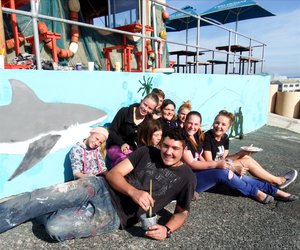 Kunstige skoolkinderpret Taphuis-muur pronk bo hawe