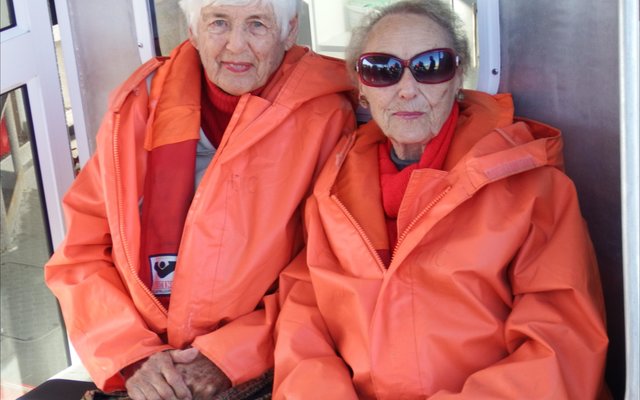 Dit was ‘n eerste keer see toe vir Betsie van der Merwe en Hettie Lass van De Kelders. Betsie het op 14 Junie 90 geword en Hettie word op 4 Julie 88. Tussen dié twee se verjaardae het hulle op 22 Junie die voorreg geniet om op Dream Catcher van Wilfred Chivell see toe te gaan. Hierdie twee kan nie uitgepraat raak oor hul wedervaringe nie en, sowaar, nie een van hulle het seesiek geraak nie!